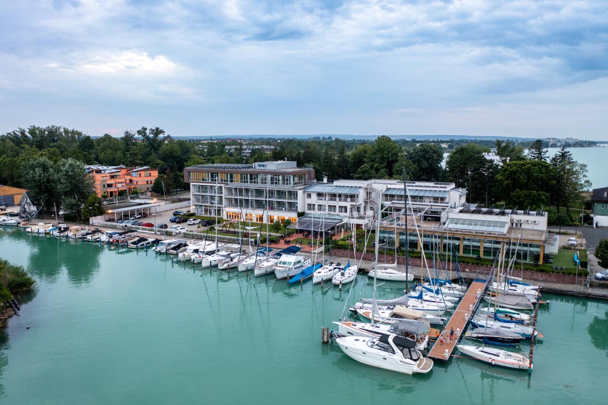 Hotel Yacht Wellness & Business Siófok Kültér fotó