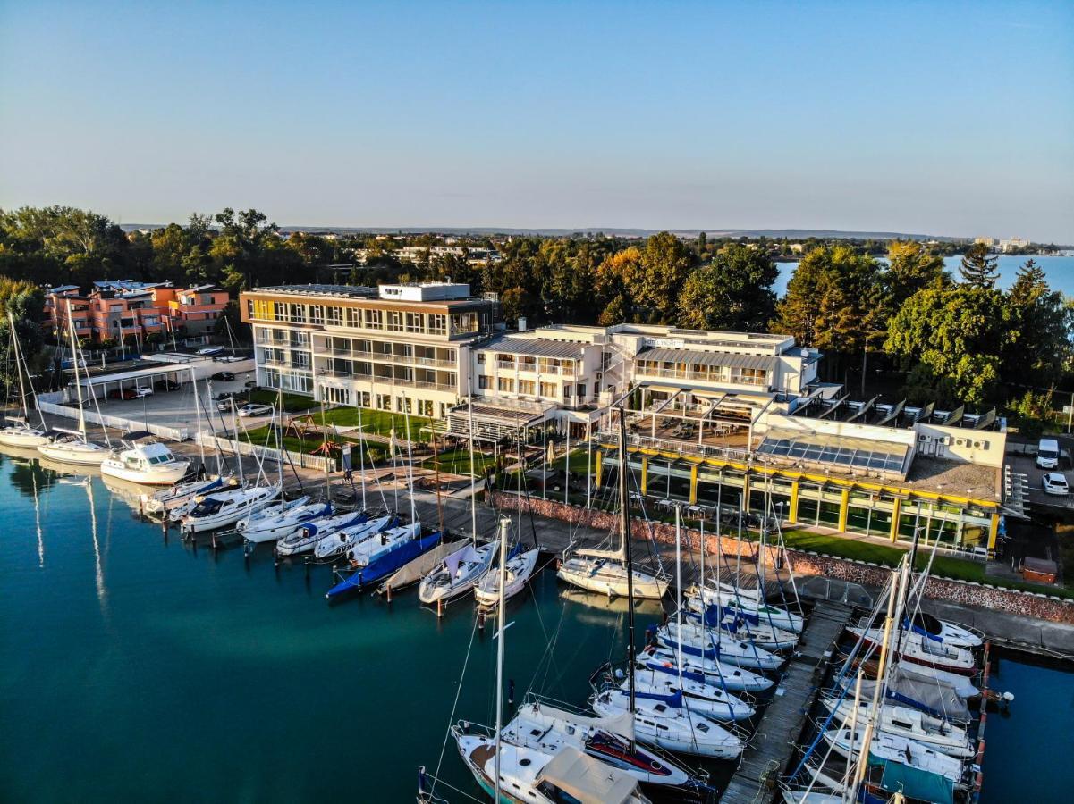 Hotel Yacht Wellness & Business Siófok Kültér fotó